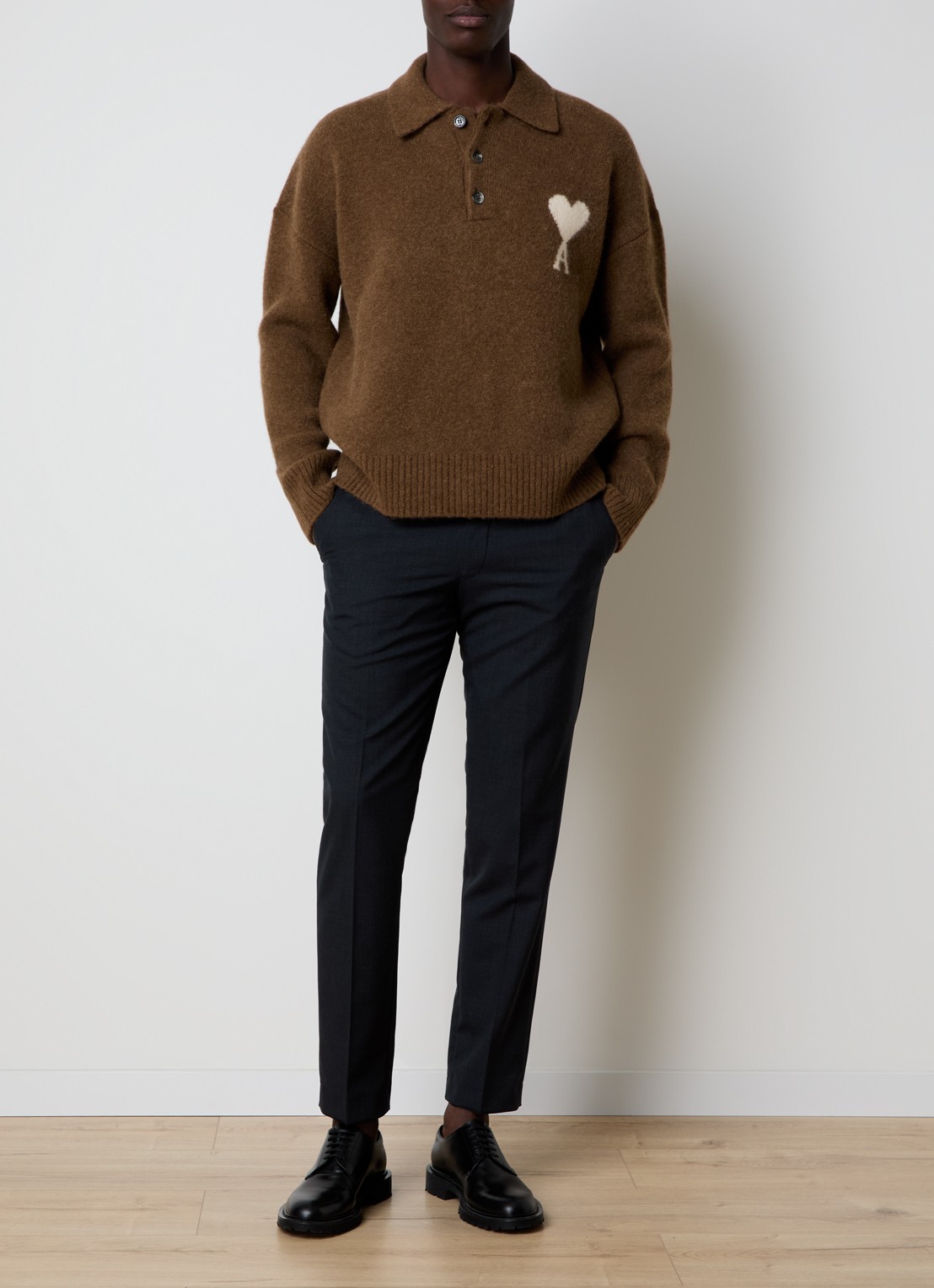AMI Paris Fijngebreide trui in alpaca wolblend met polokraag en ingebreid logo - voorkant 2 bruin