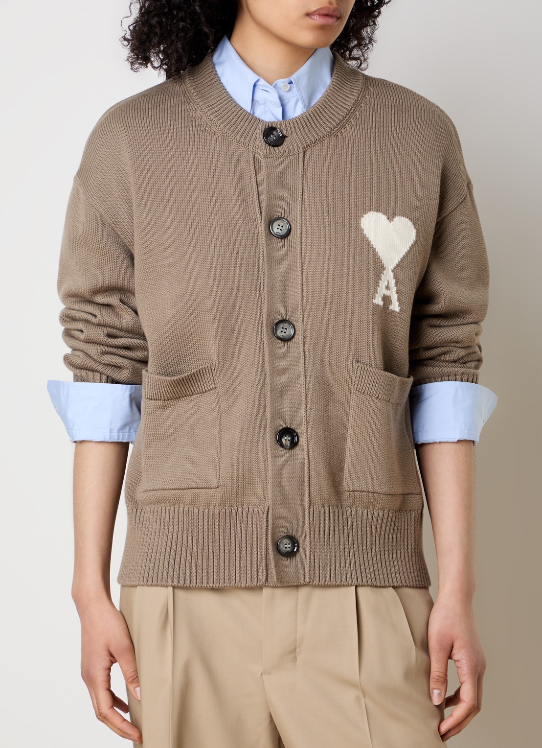 AMI Paris Grofgebreid vest in wolblend met ingebreid logo - detail 4 zand