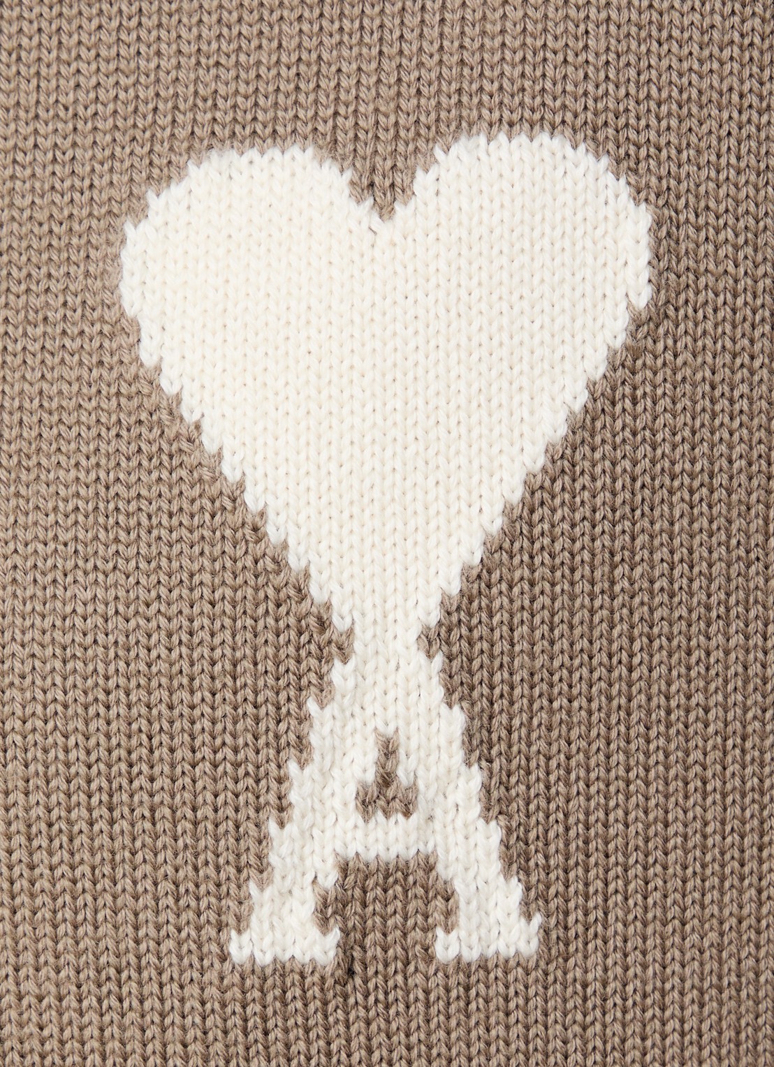 AMI Paris Grofgebreid vest in wolblend met ingebreid logo - detail 5 zand