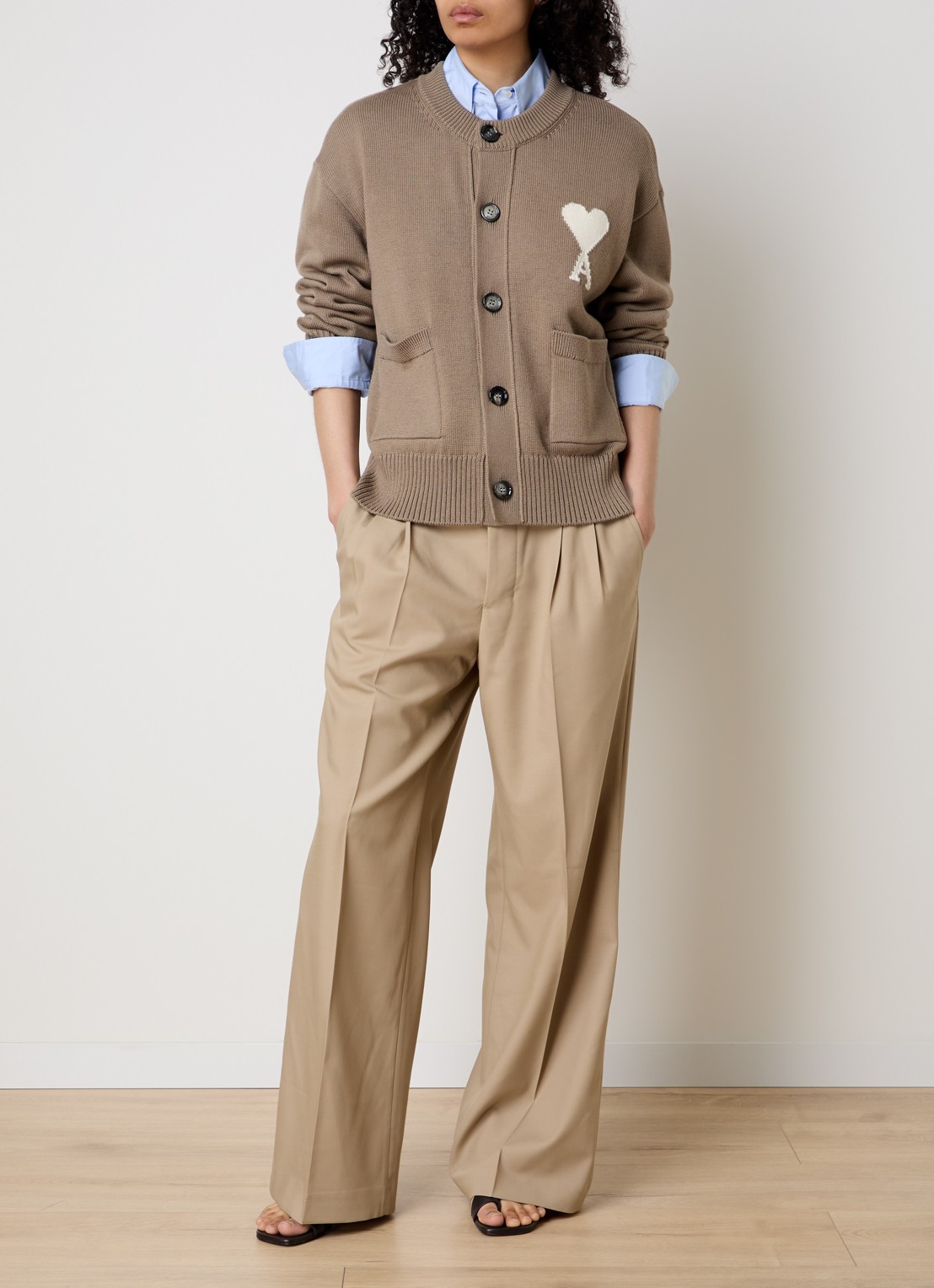 AMI Paris Grofgebreid vest in wolblend met ingebreid logo - voorkant 2 zand