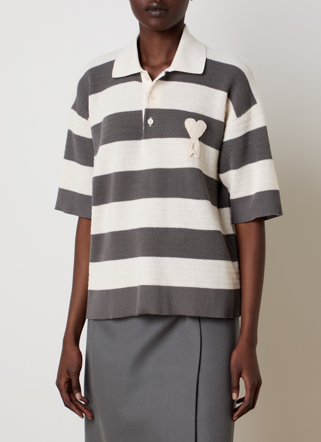 AMI Paris Grofgebreide polo met streepprint en logo - detail 4 grijs