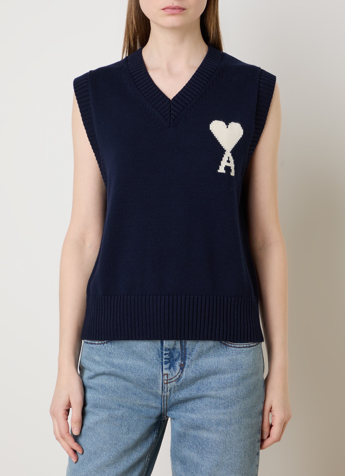 AMI Paris Grofgebreide spencer in scheerwolblend met ingebreid logo - voorkant donkerblauw