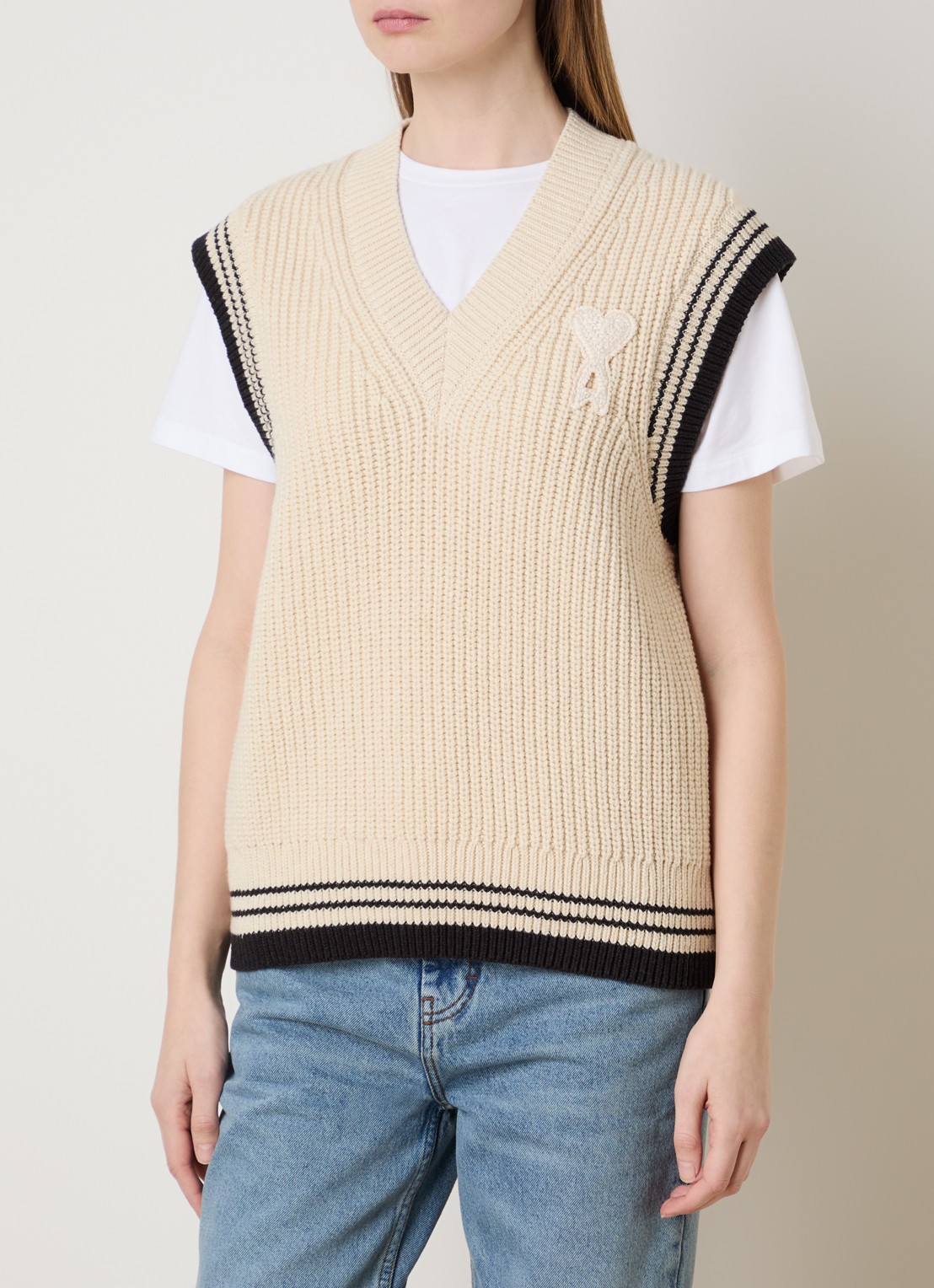 AMI Paris Grofgebreide spencer in wolblend met logo - detail beige