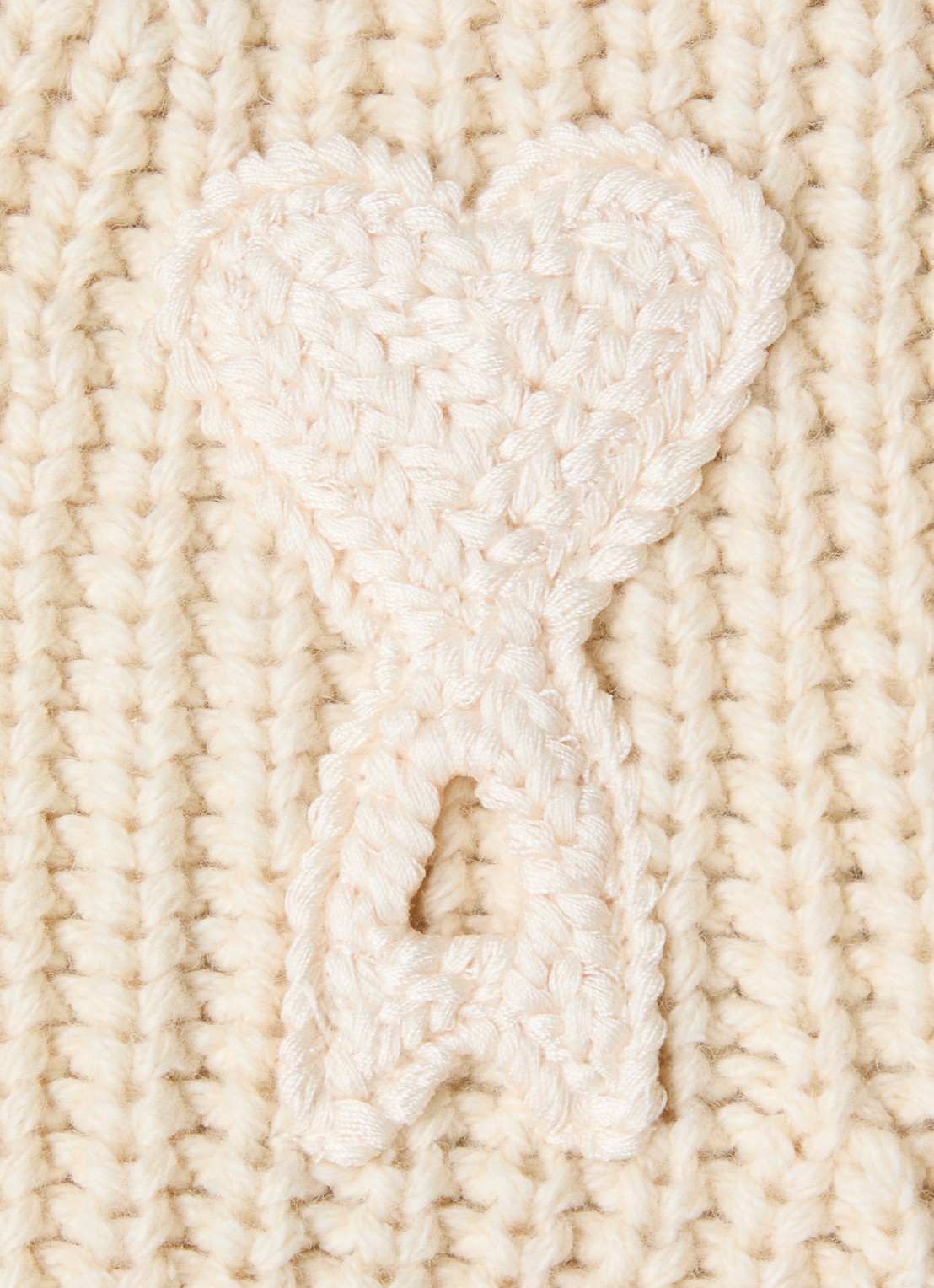 AMI Paris Grofgebreide spencer in wolblend met logo - detail 2 beige
