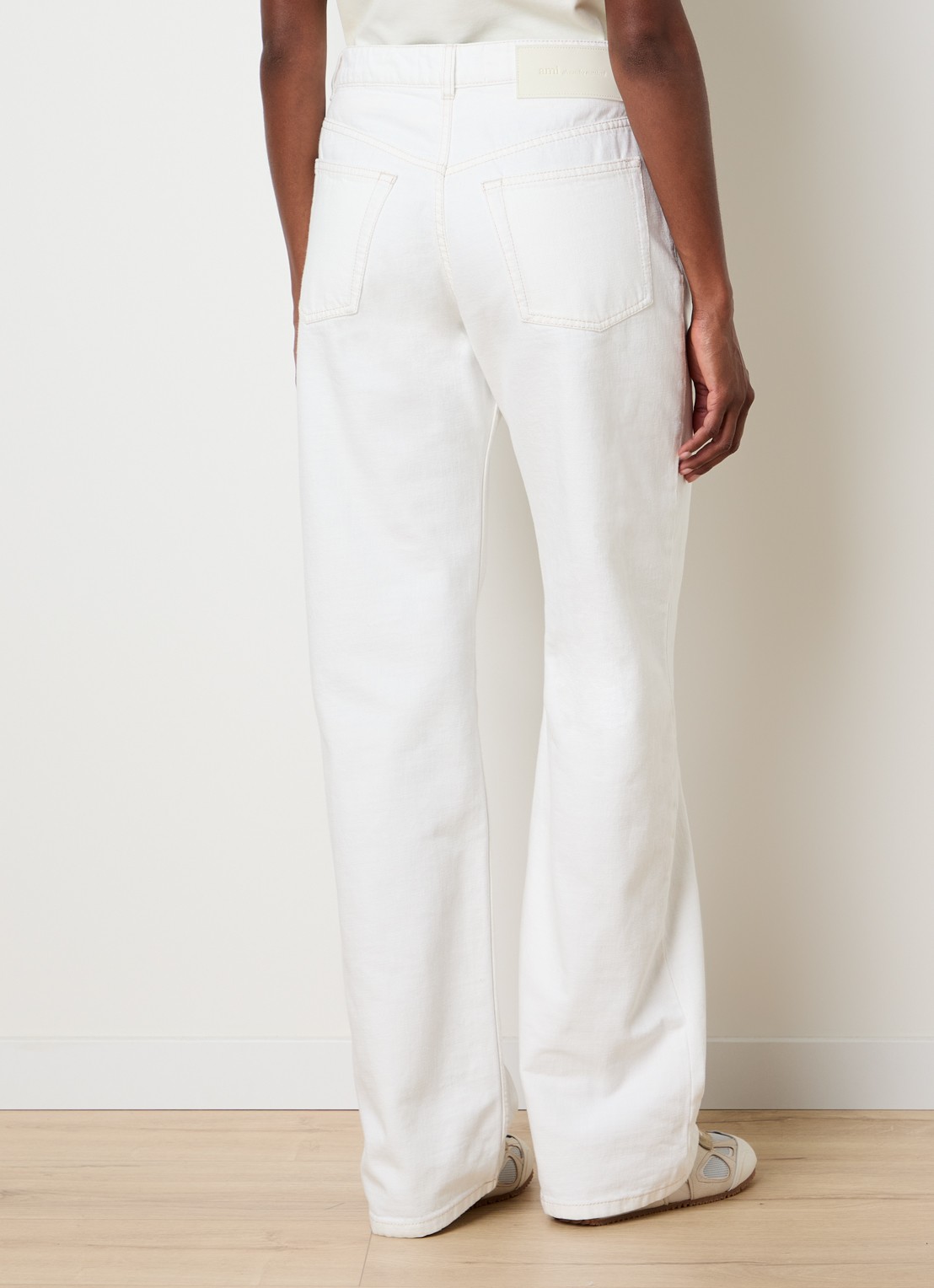 AMI Paris High waist flared jeans met gekleurde wassing - achterkant 6 gebroken wit