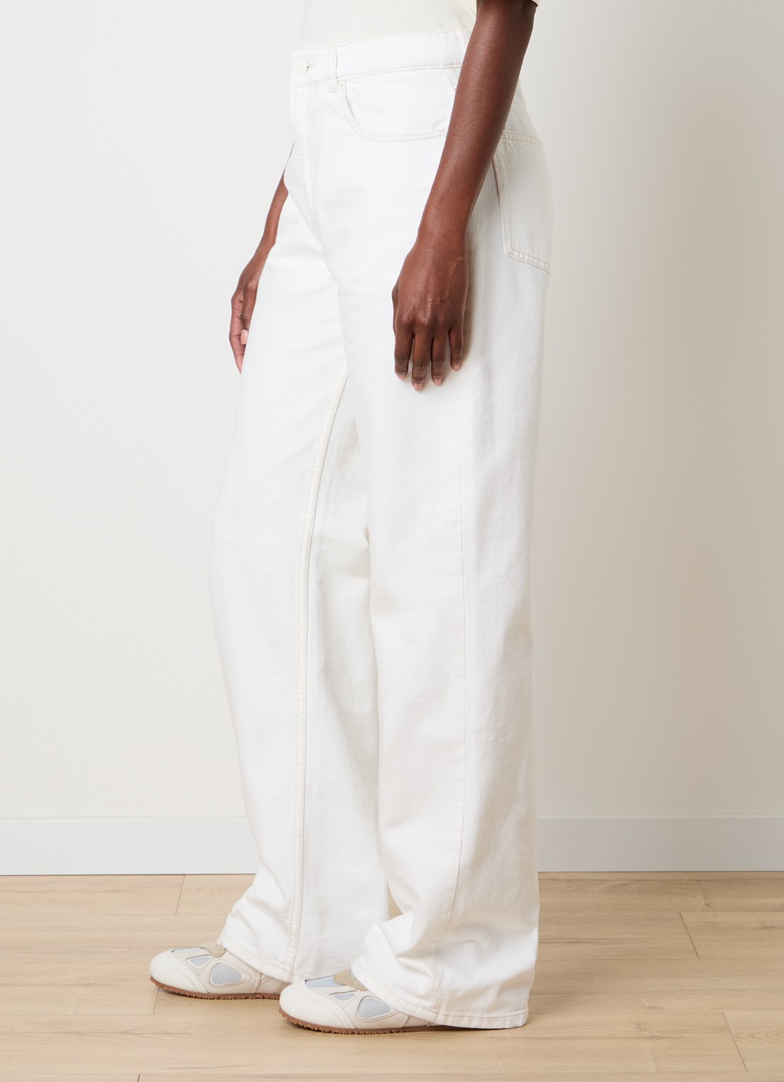 AMI Paris High waist flared jeans met gekleurde wassing - detail 2 gebroken wit