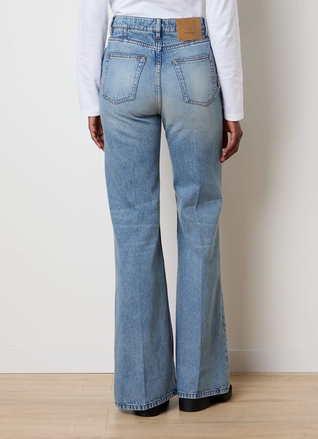 AMI Paris High waist flared jeans met lichte wassing - achterkant indigo