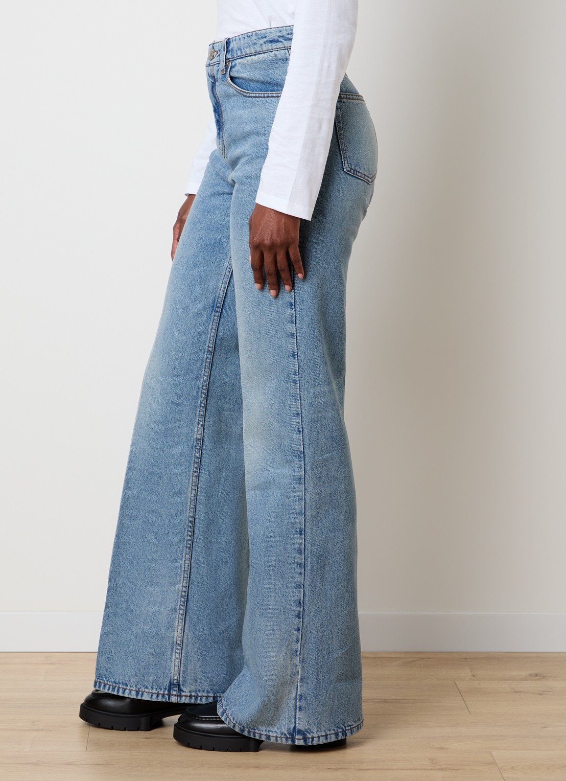AMI Paris High waist flared jeans met lichte wassing - detail 3 indigo