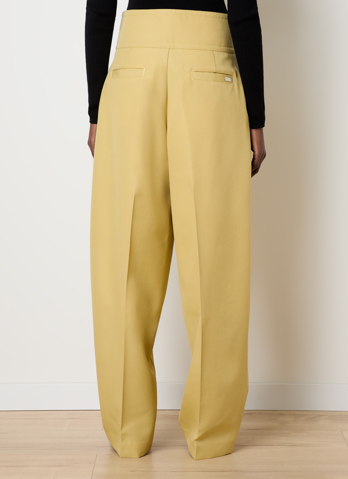 AMI Paris High waist loose fit pantalon van wol met steekzakken - achterkant mosterd