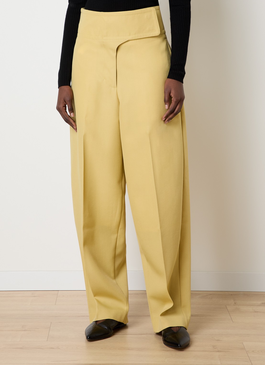 AMI Paris High waist loose fit pantalon van wol met steekzakken - detail 2 mosterd