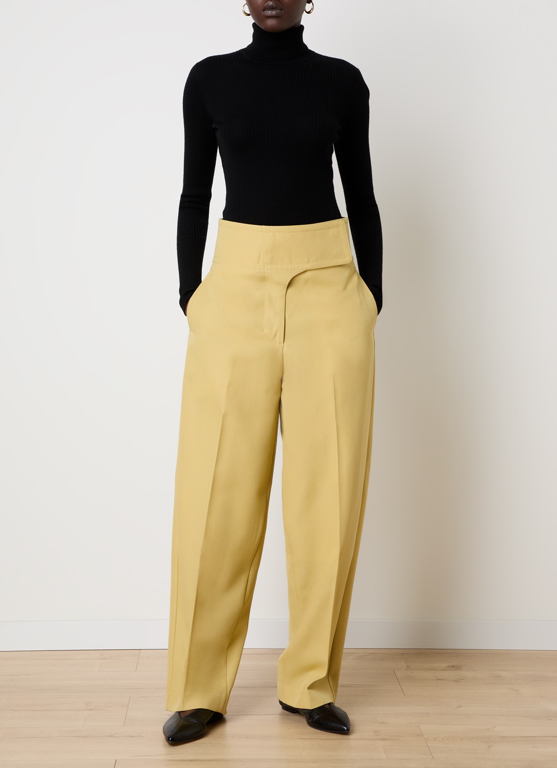 AMI Paris High waist loose fit pantalon van wol met steekzakken - voorkant 5 mosterd