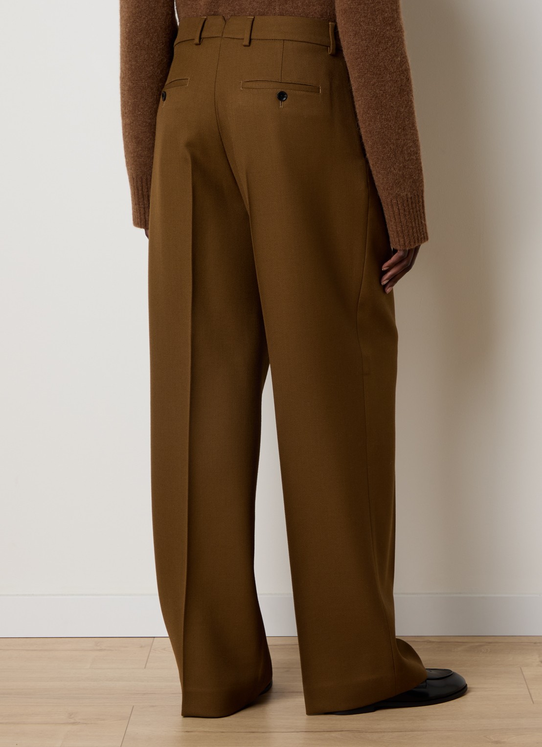 AMI Paris High waist wide fit pantalon met steekzakken - achterkant 3 bruin