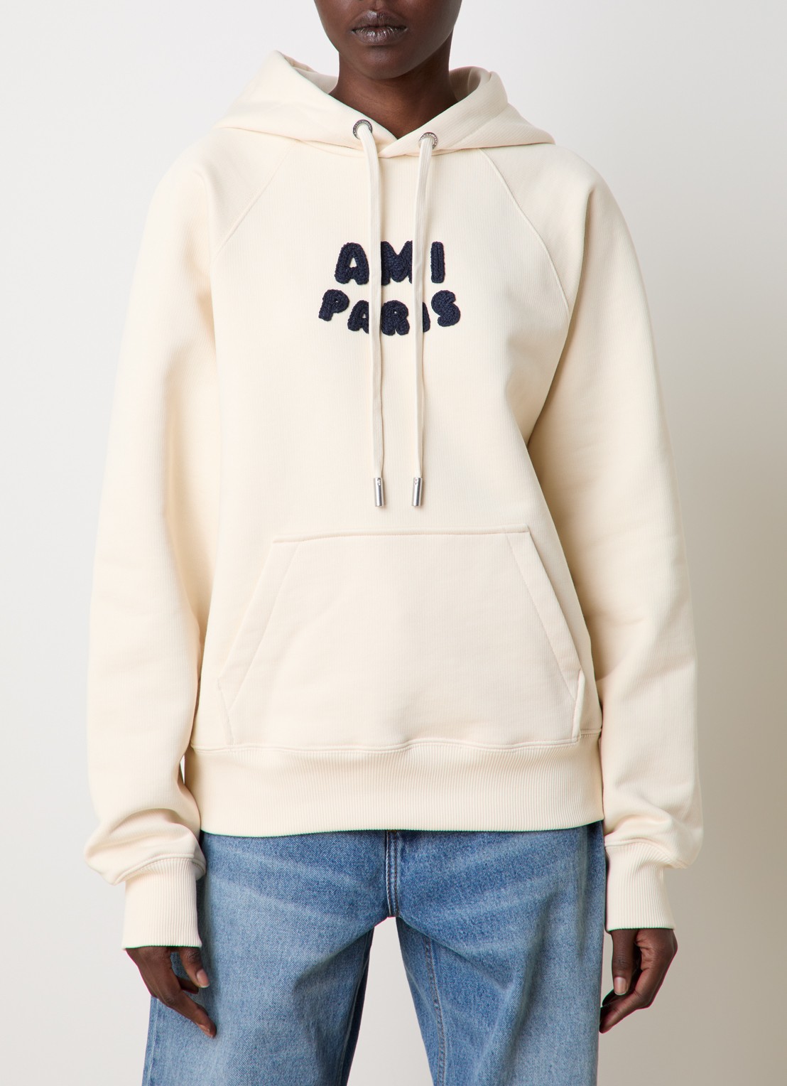 AMI Paris Hoodie van  katoen met 3D logoprint - detail 2 ivoor