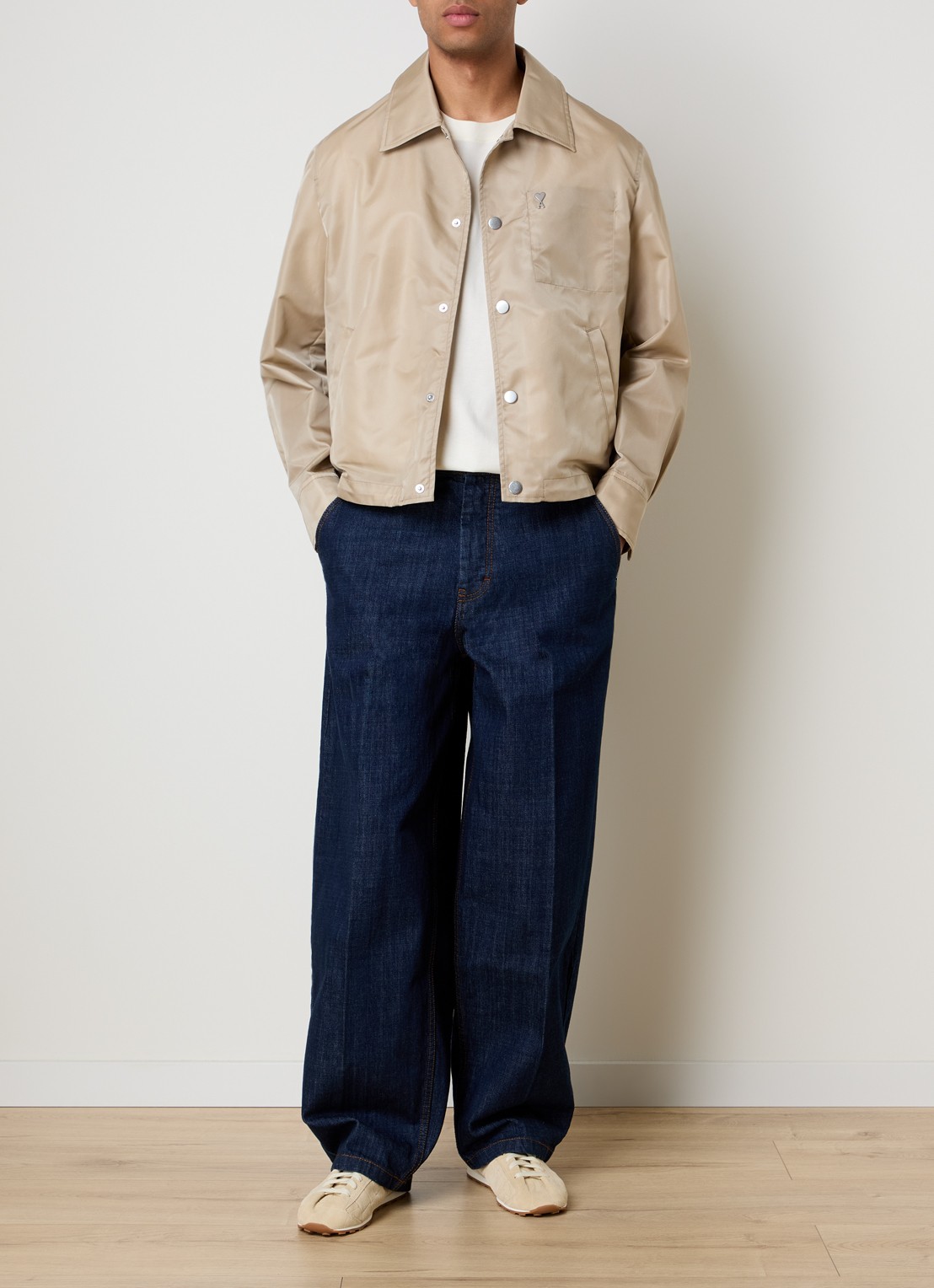 AMI Paris Jack met logo en steekzakken - voorkant beige