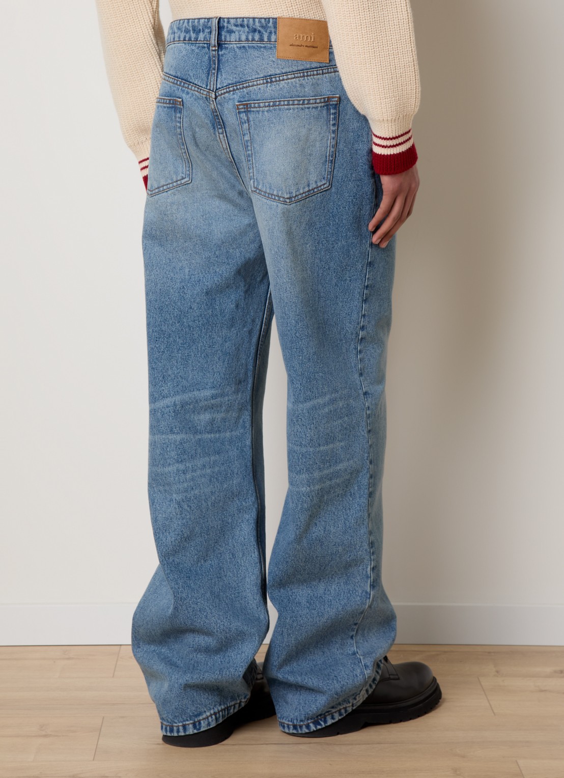 AMI Paris Loose fit jeans met medium wassing - achterkant indigo