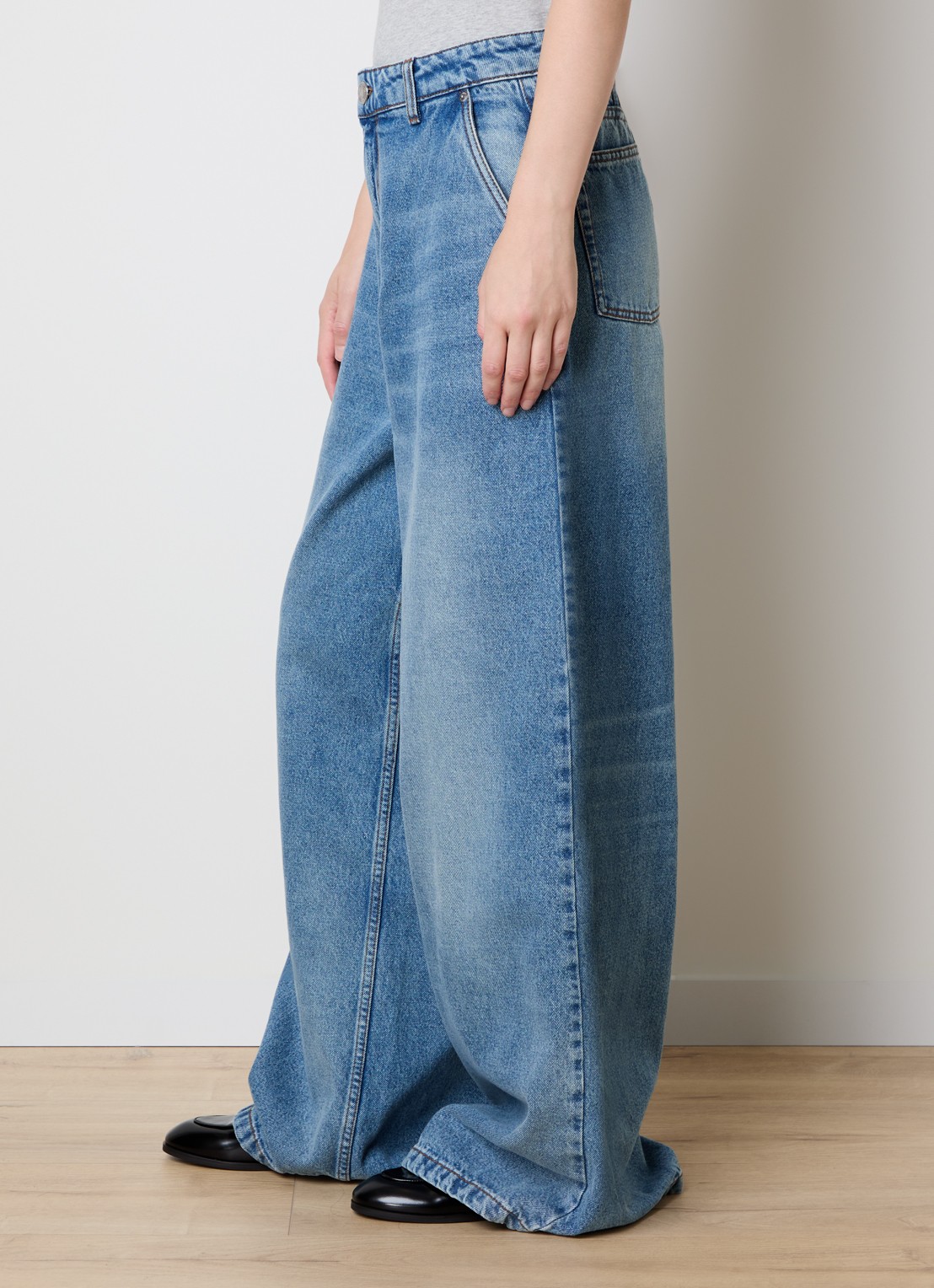 AMI Paris Mid waist wide leg jeans met medium wassing - detail 4 indigo