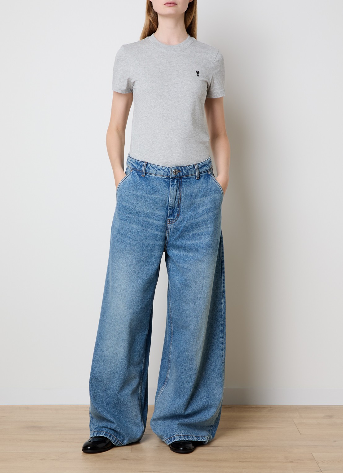 AMI Paris Mid waist wide leg jeans met medium wassing - voorkant 2 indigo