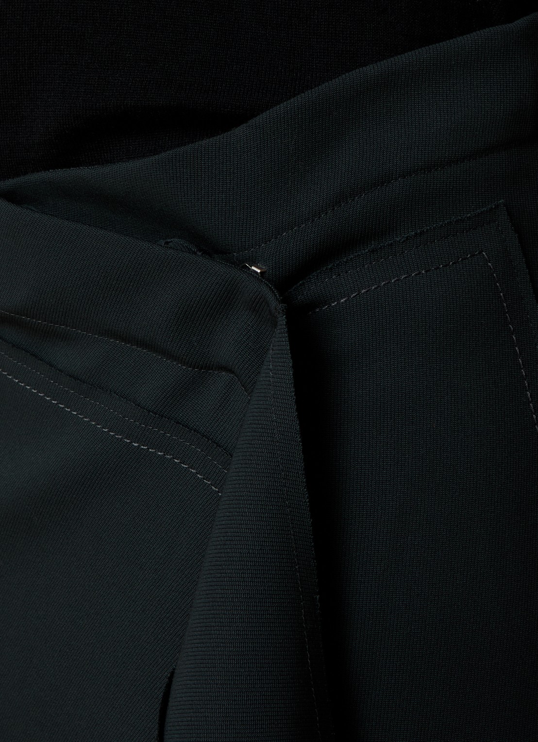 AMI Paris Midi wikkelrok van scheerwol met steekzakken - detail 3 antraciet