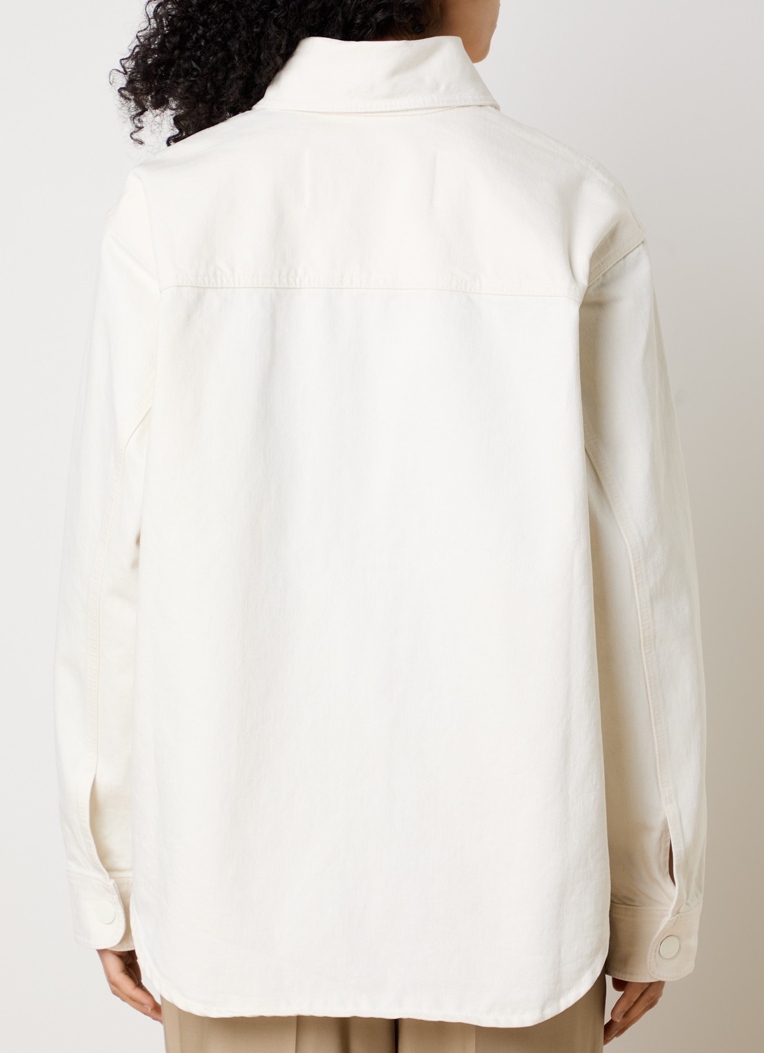 AMI Paris Overshirt van denim met logoborduring - achterkant gebroken wit