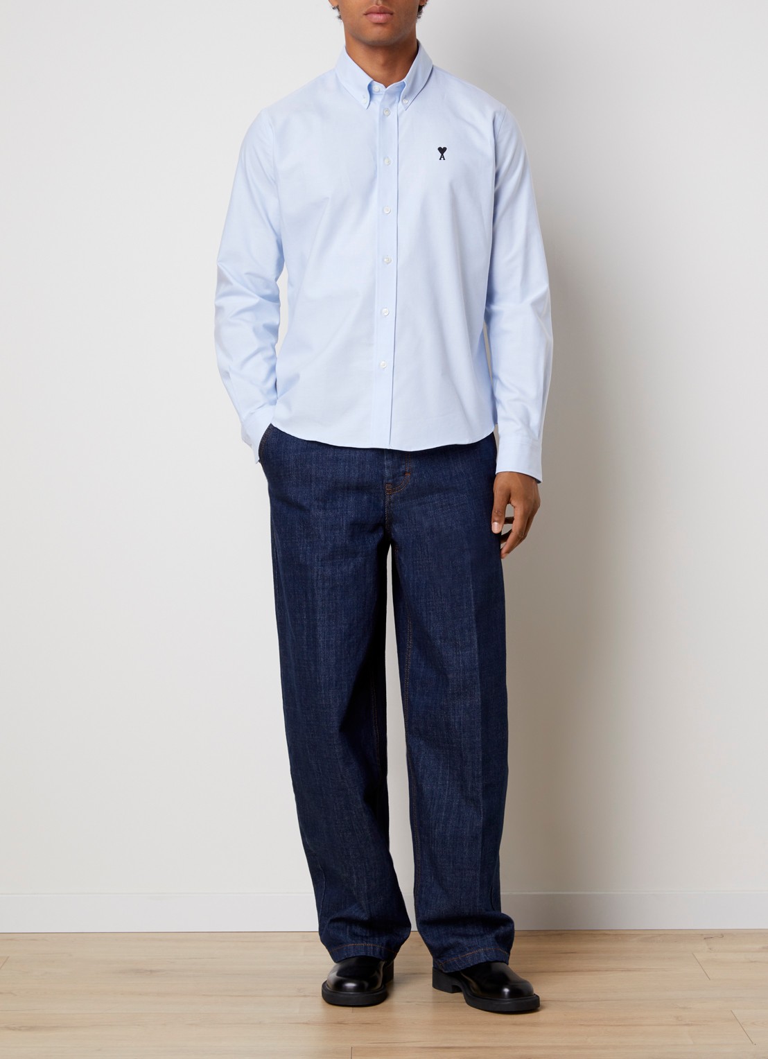 AMI Paris Quota blouse met logoborduring - voorkant 5 lichtblauw