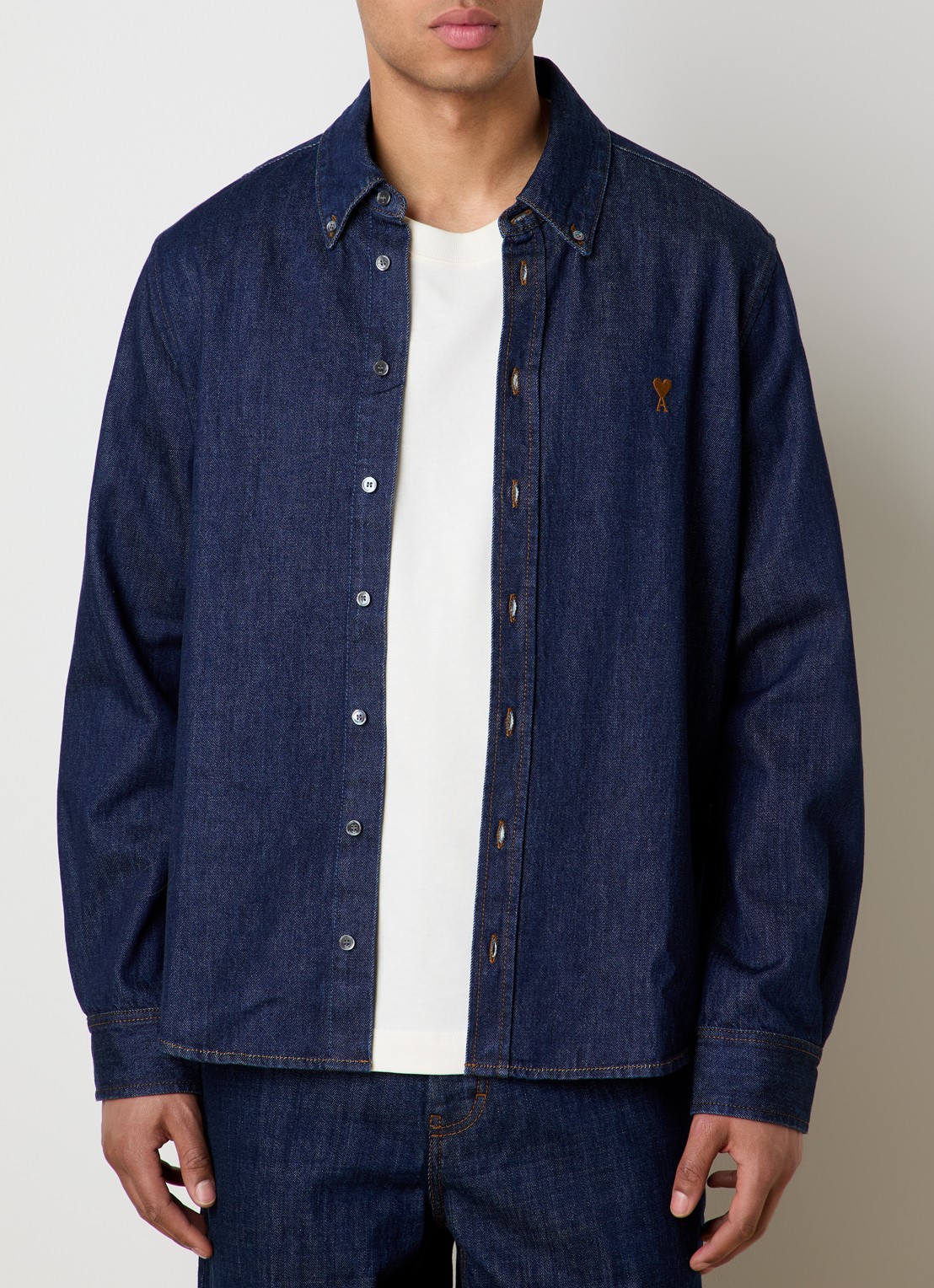 AMI Paris Regular fit overhemd van denim met logo - detail indigo