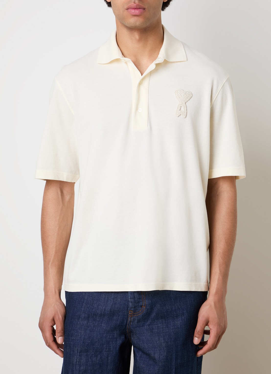 AMI Paris Regular fit polo van piqué katoen met logoborduing - detail naturel