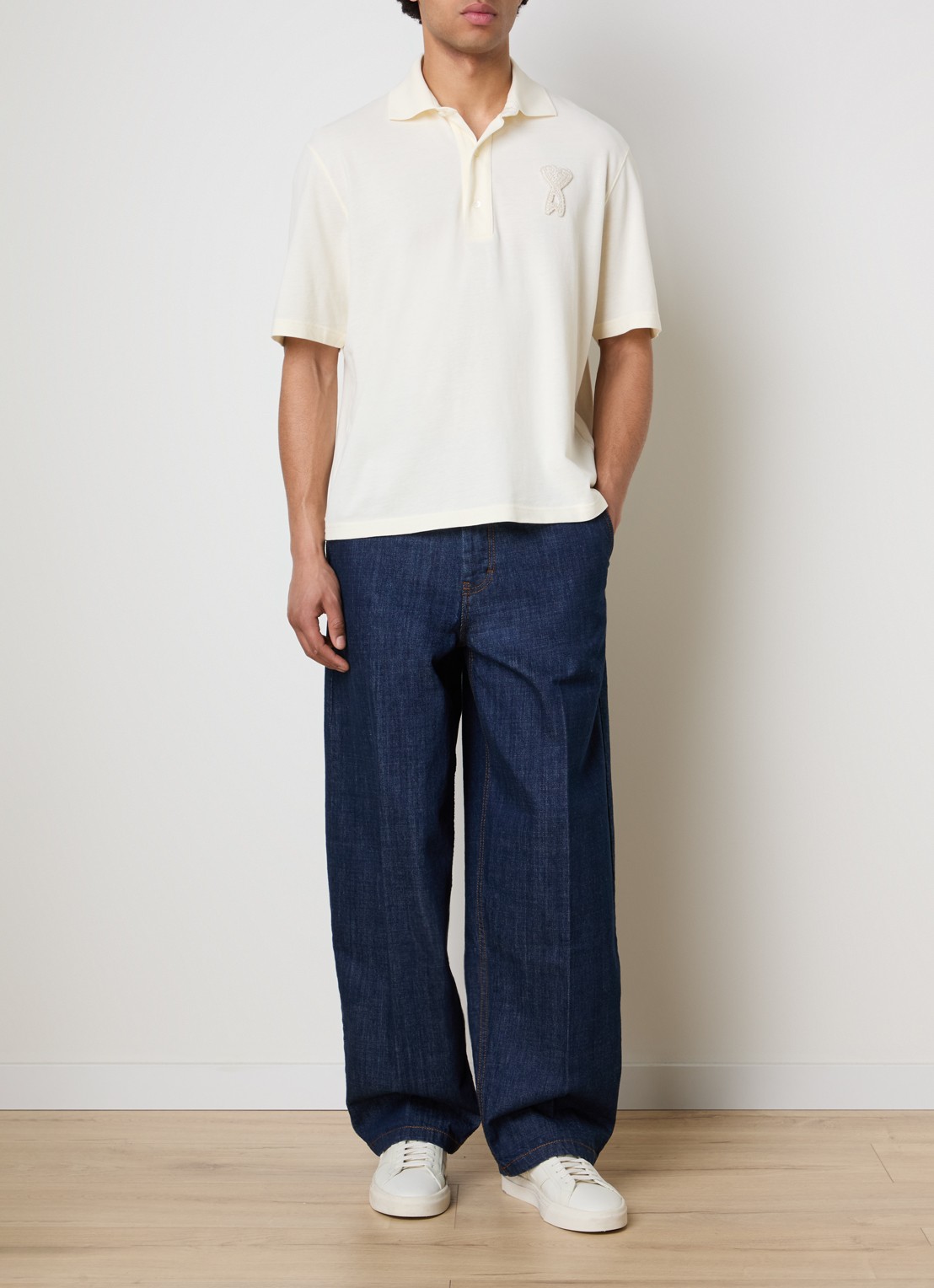 AMI Paris Regular fit polo van piqué katoen met logoborduing - voorkant 4 naturel