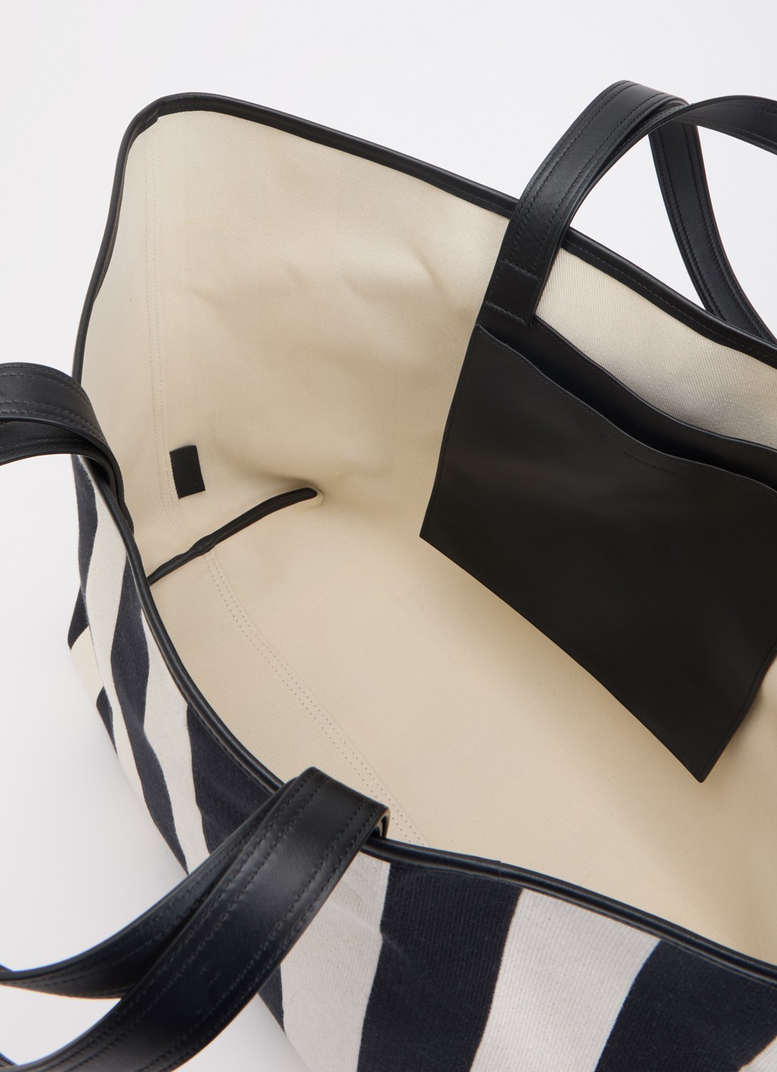 AMI Paris Shopper met streepprint en leren details - detail 3 zwart