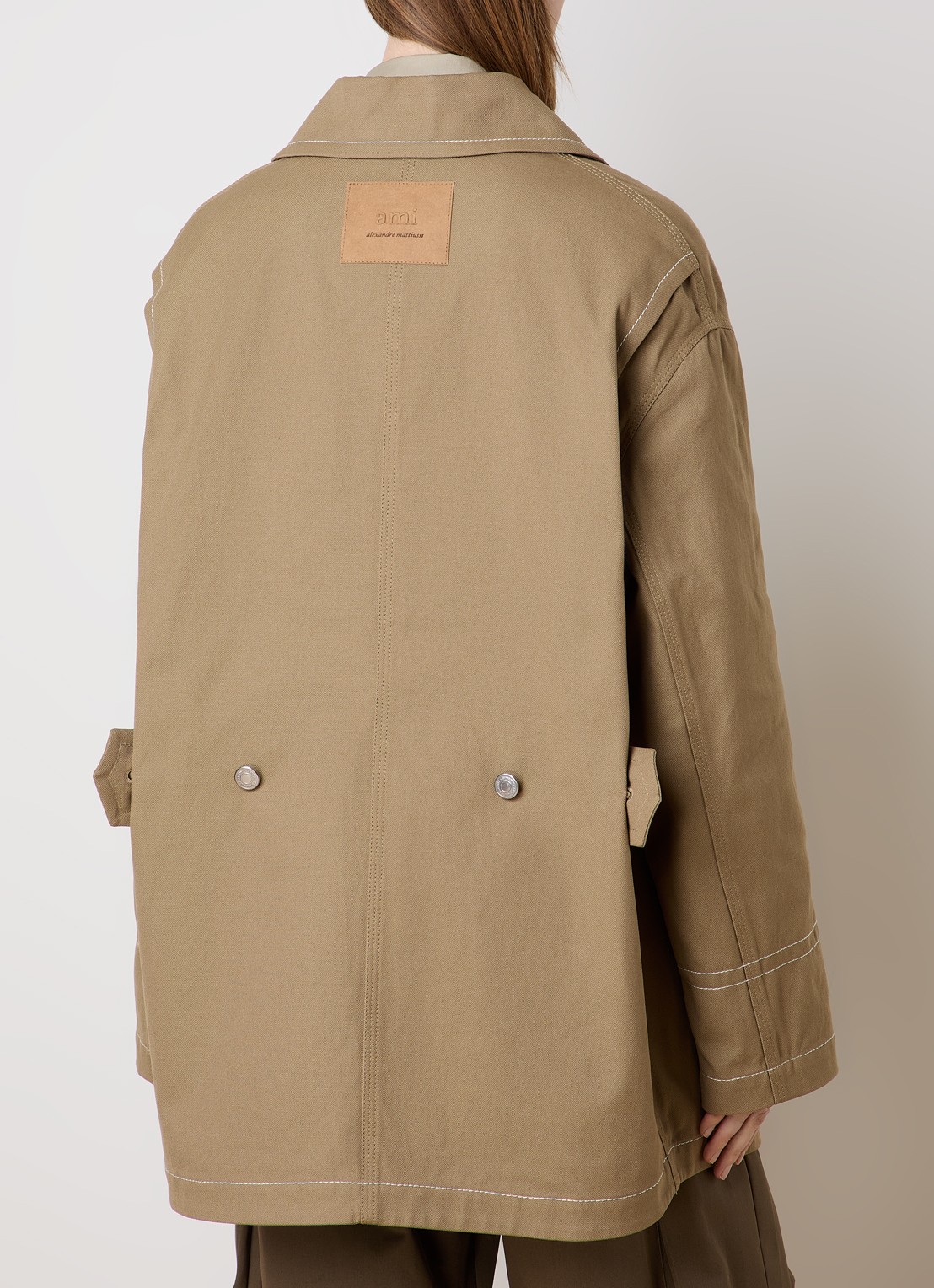 AMI Paris Spijkerjas met opgestikte zakken - achterkant 6 beige
