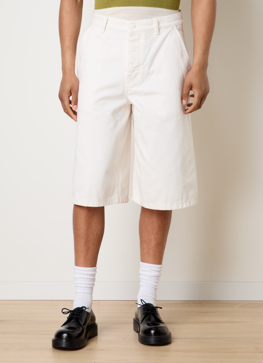 AMI Paris Straight fit korte broek van denim met gekleurde wassing - detail 3 gebroken wit