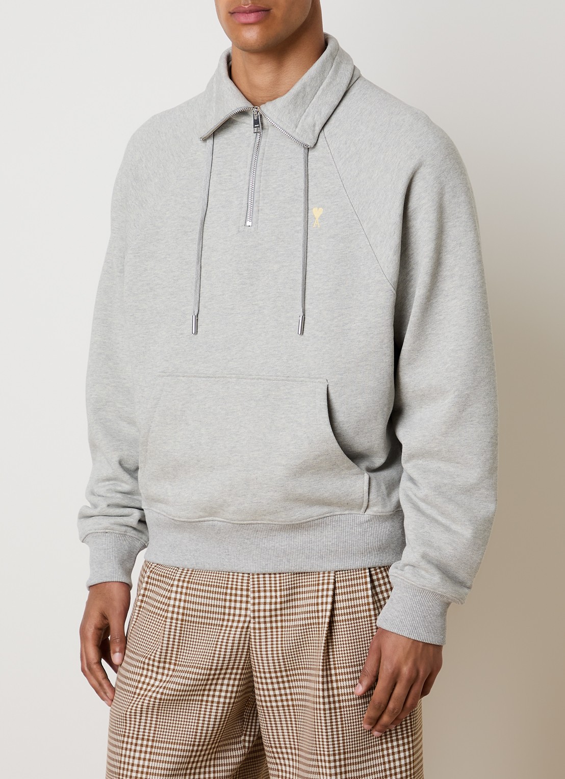 AMI Paris Sweater met halve rits en logoborduring - detail grijsmele
