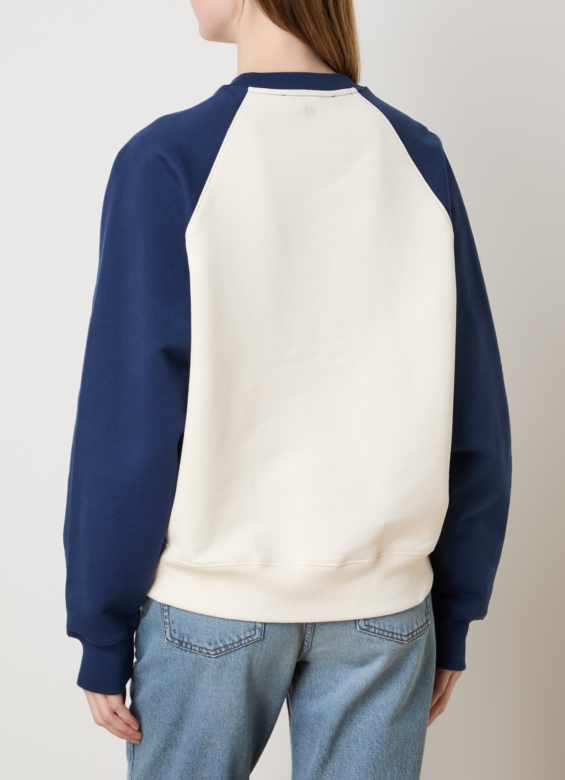 AMI Paris Sweater met logoborduring - achterkant donkerblauw
