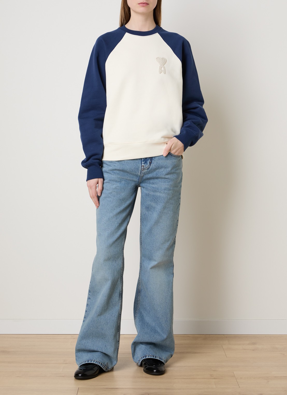 AMI Paris Sweater met logoborduring - voorkant 3 donkerblauw