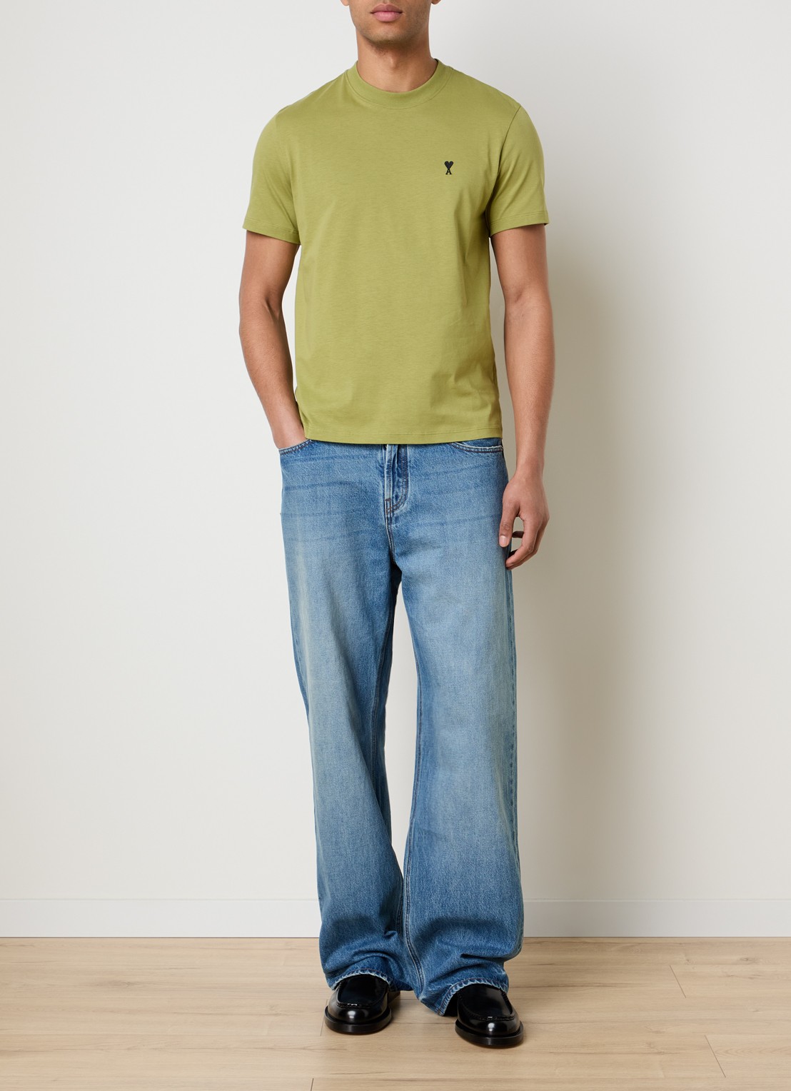AMI Paris T-shirt met logoborduring en ronde hals - voorkant 3 mosgroen