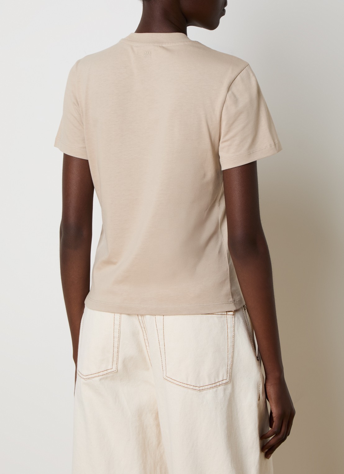 AMI Paris T-shirt met logoborduring - achterkant beige