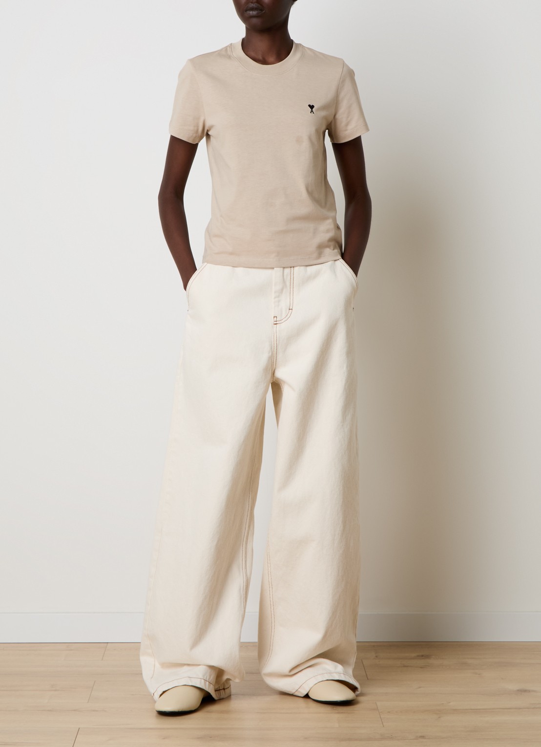 AMI Paris T-shirt met logoborduring - voorkant 3 beige