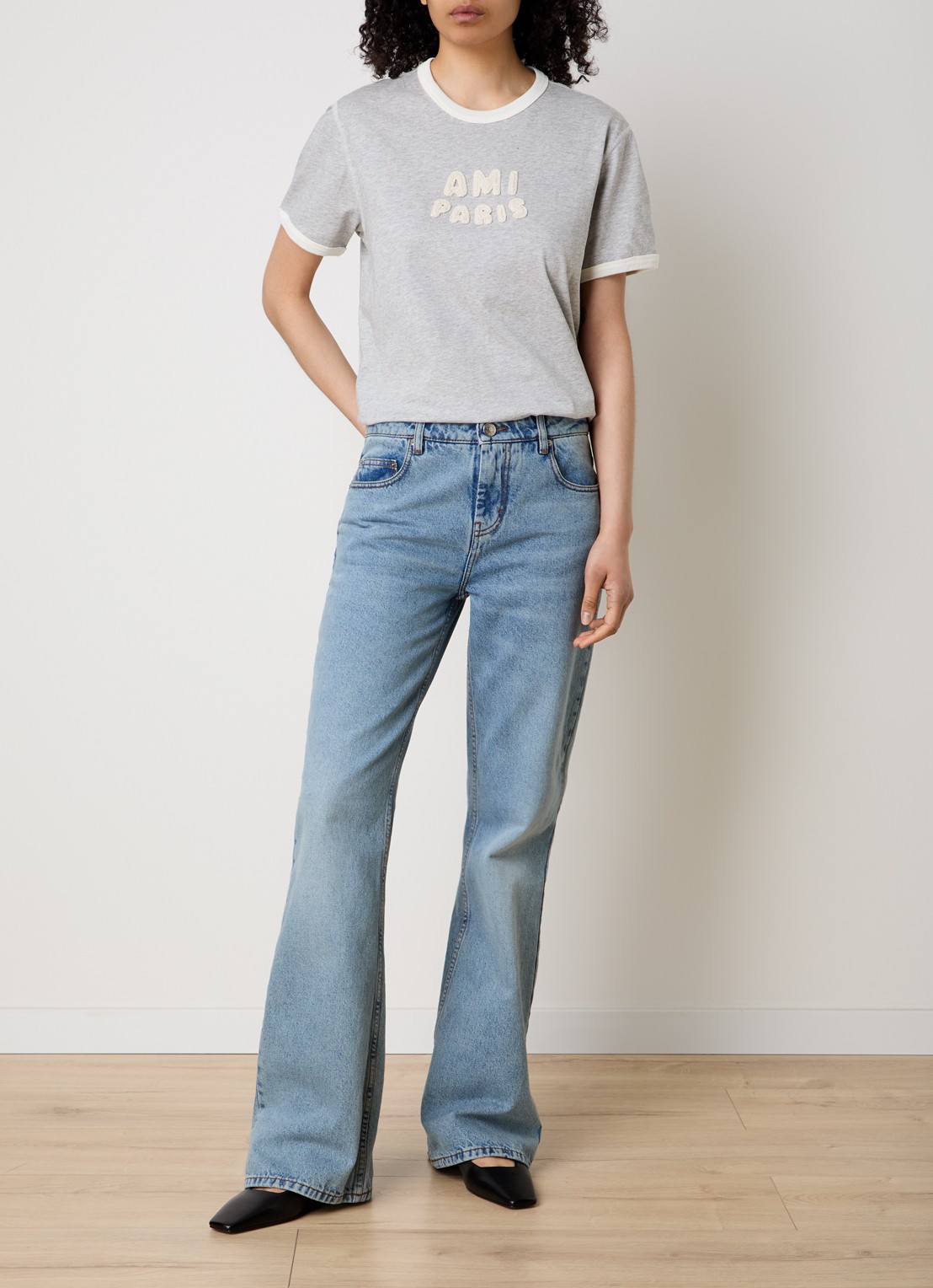 AMI Paris T-shirt met logoborduring - voorkant 2 grijsmele