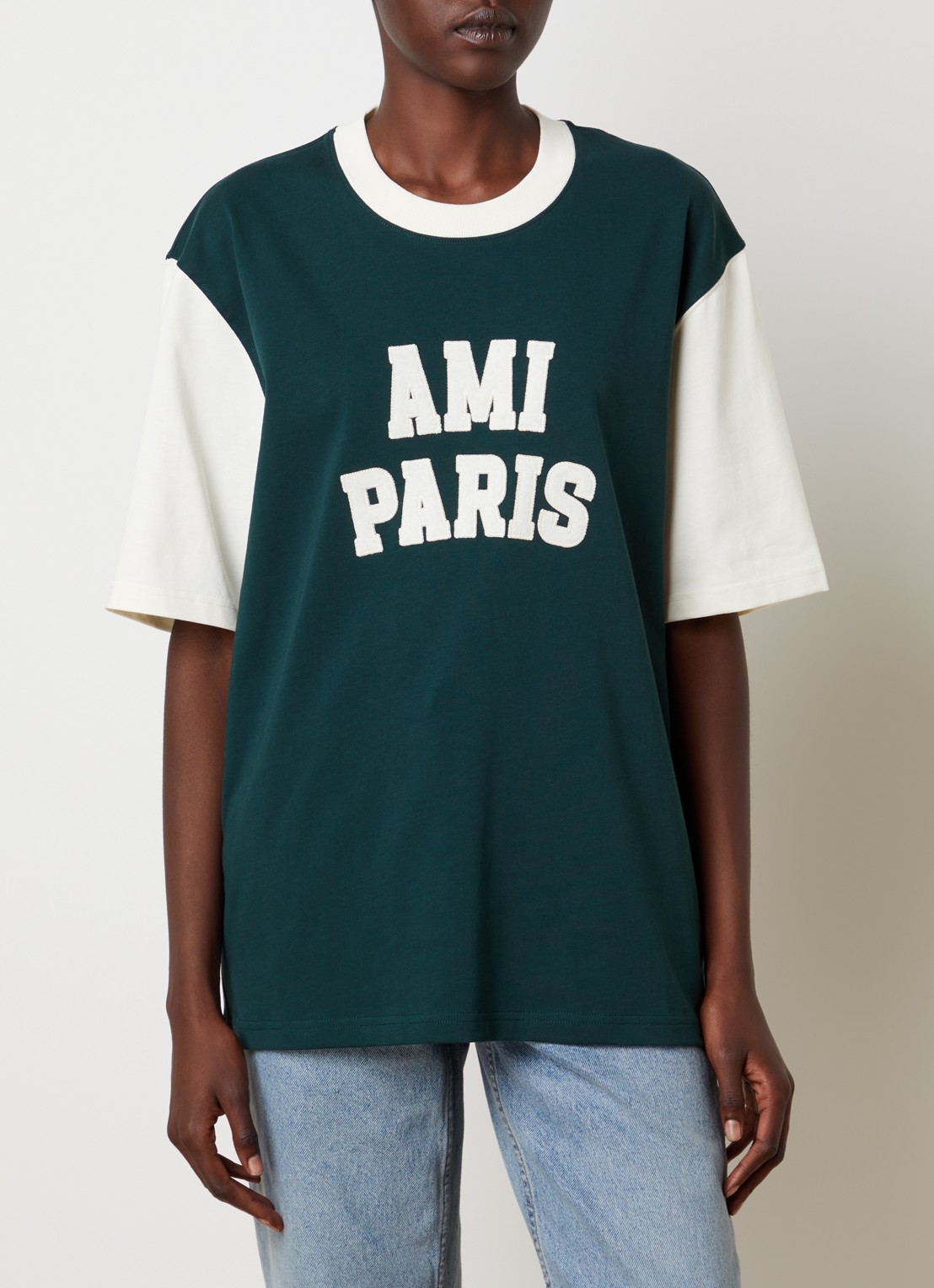 AMI Paris T-shirt met logoborduring - detail groen