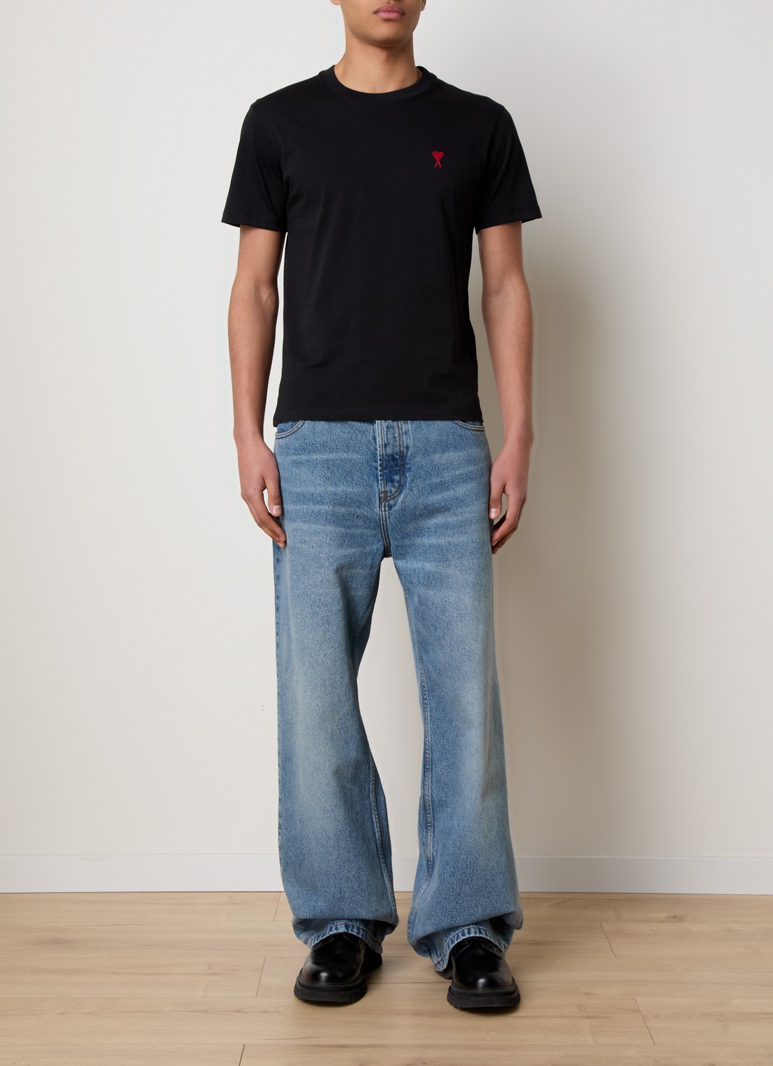 AMI Paris T-shirt met logoborduring - voorkant 3 zwart