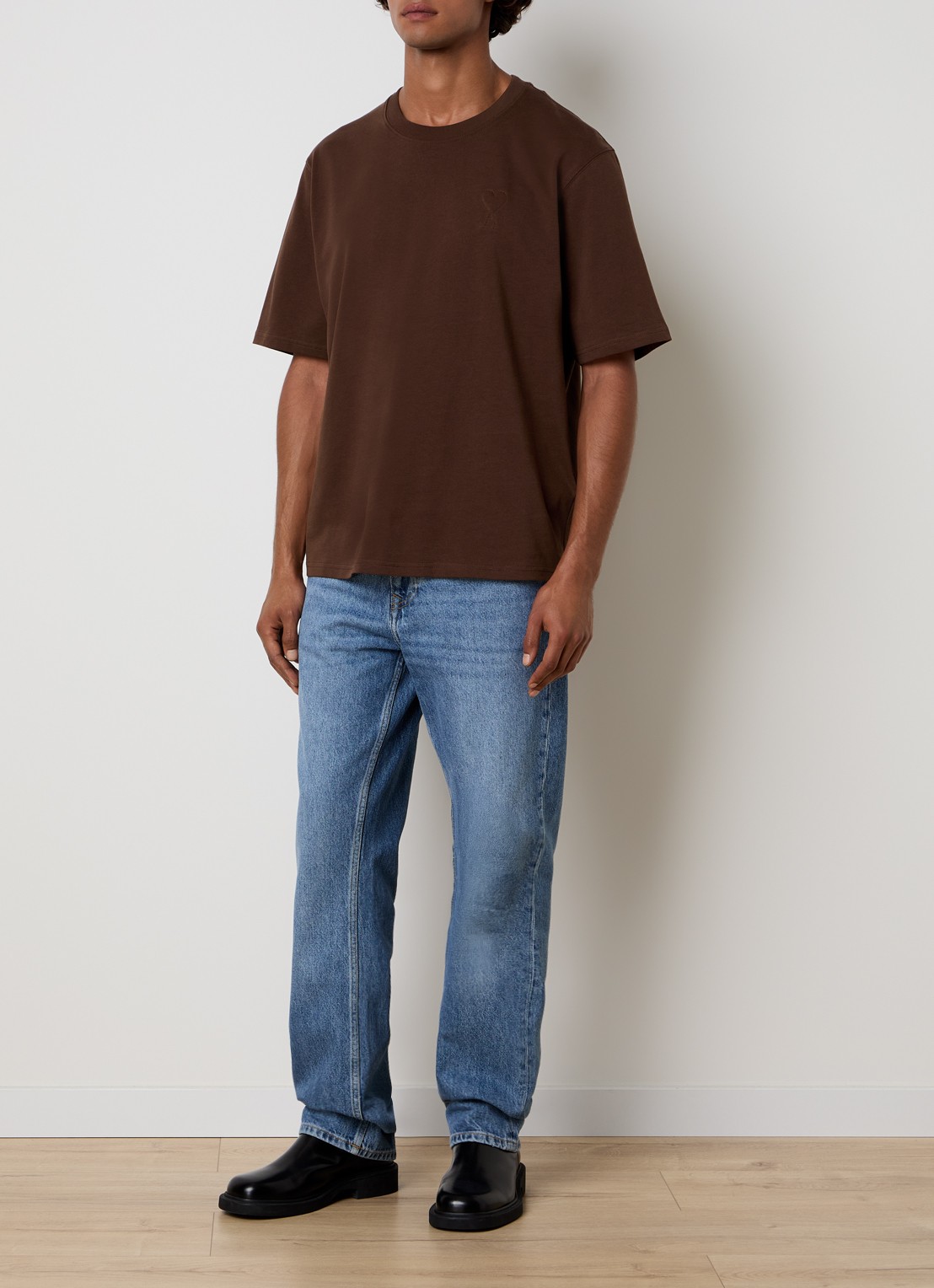 AMI Paris T-shirt met logoborduring - voorkant 5 bruin
