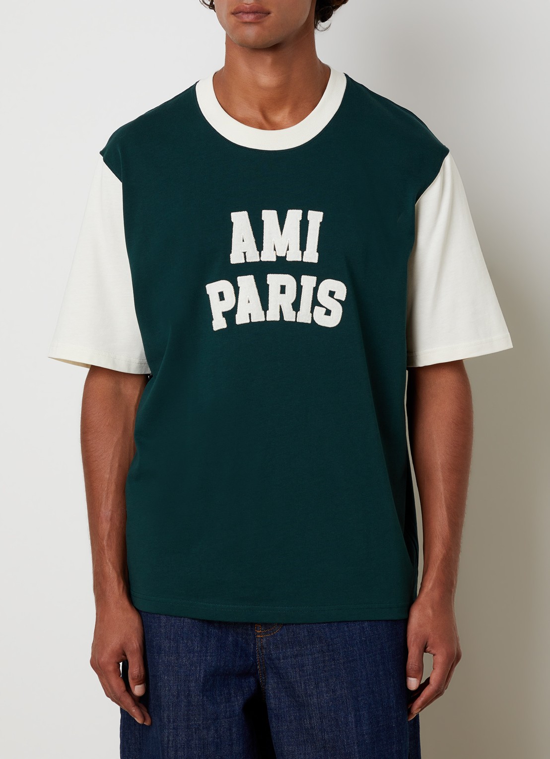 AMI Paris T-shirt met logoborduring - detail groen
