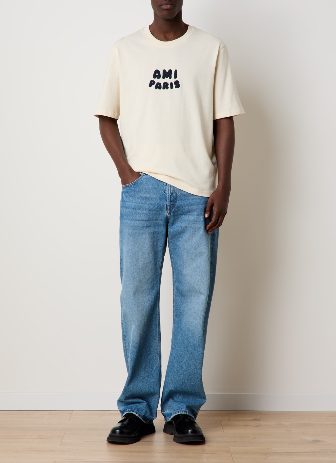 AMI Paris T-shirt van  katoen met logoborduring - voorkant 4 creme