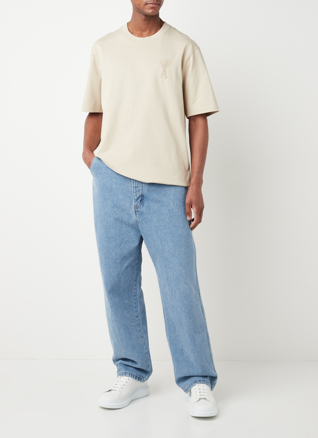 AMI Paris T-shirt van  katoen met logoborduring  - voorkant 4 beige