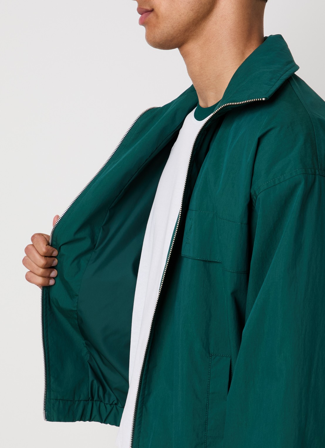 AMI Paris Windjack met opbergbare capuchon - detail 5 groen
