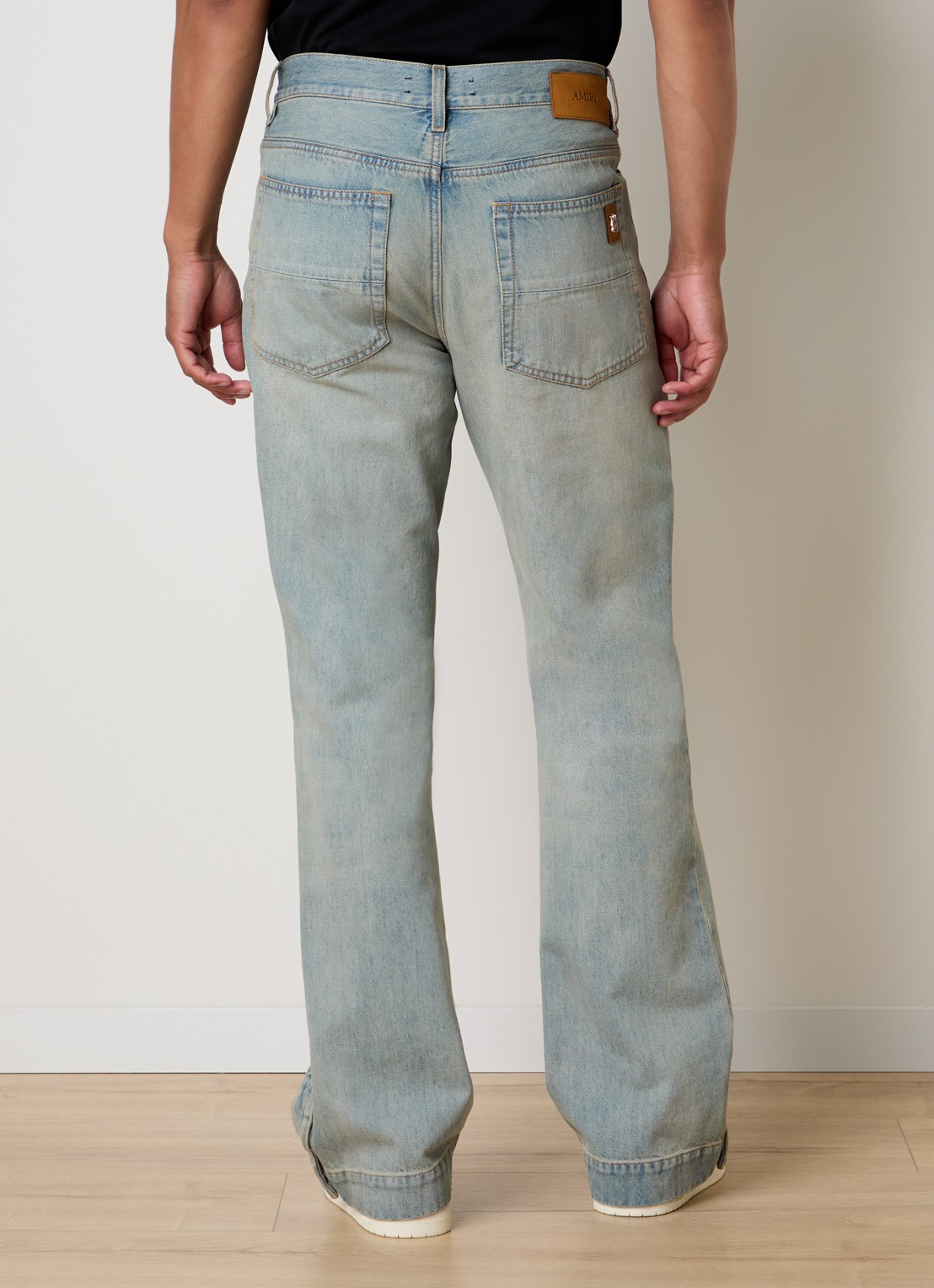 AMIRI Flared jeans met medium wassing en steekzakken - achterkant indigo