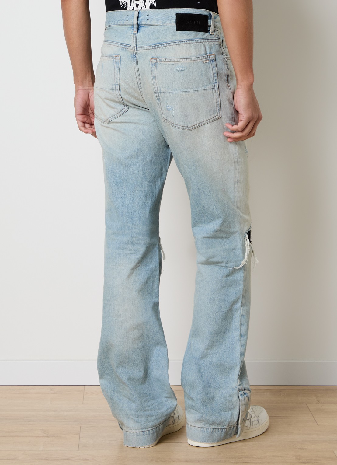 AMIRI MX1 loose fit jeans met destroyed afwerking - achterkant 6 lichtblauw