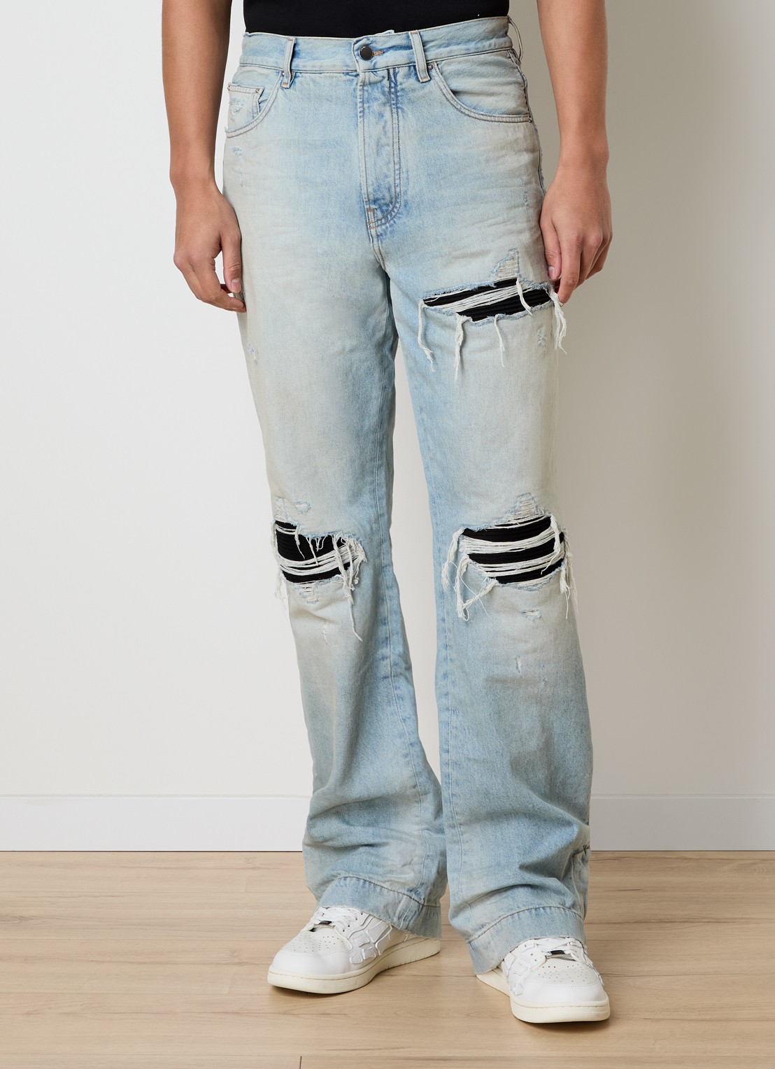 AMIRI MX1 loose fit jeans met destroyed afwerking - detail 3 lichtblauw