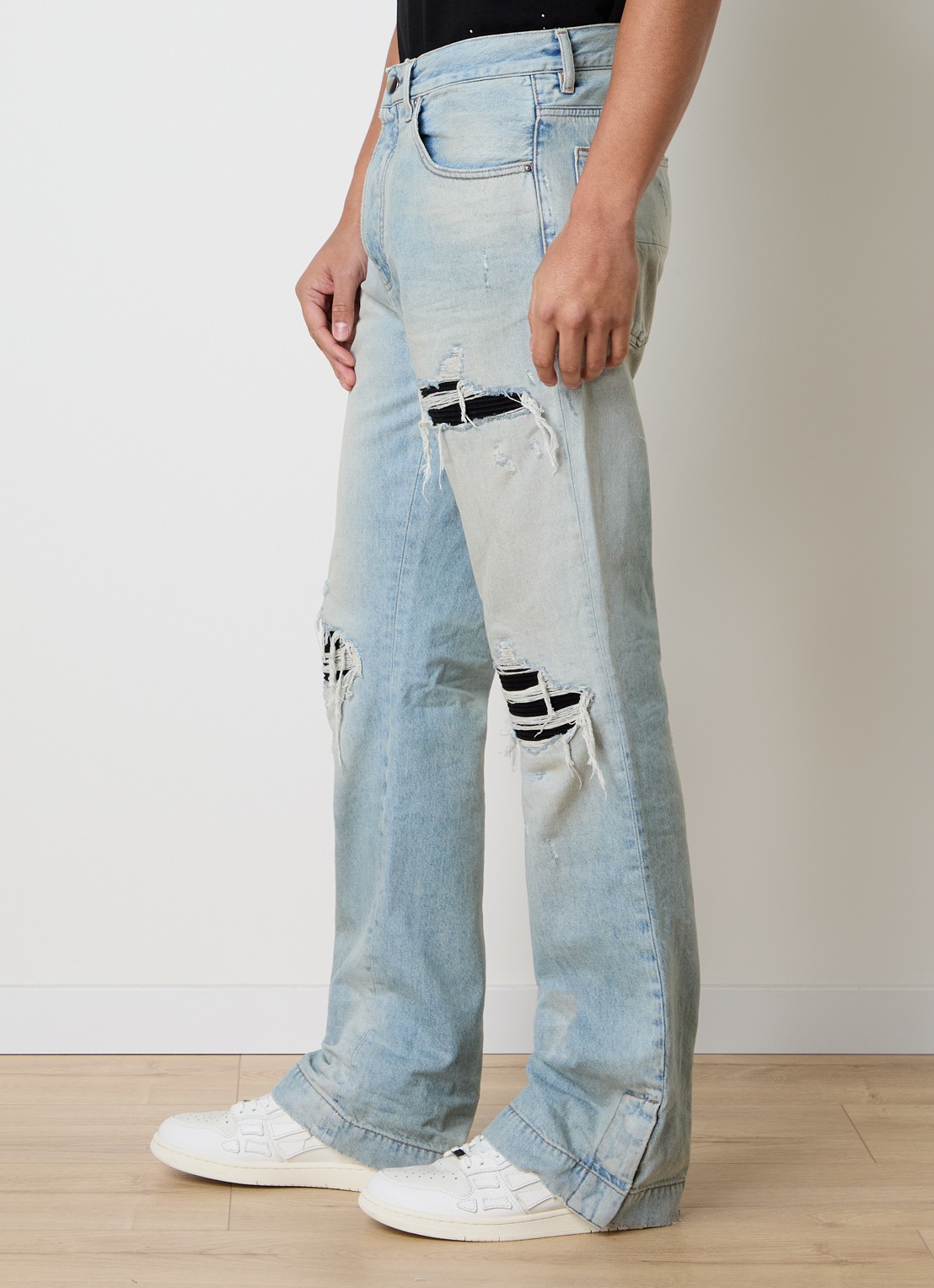 AMIRI MX1 loose fit jeans met destroyed afwerking - detail 4 lichtblauw