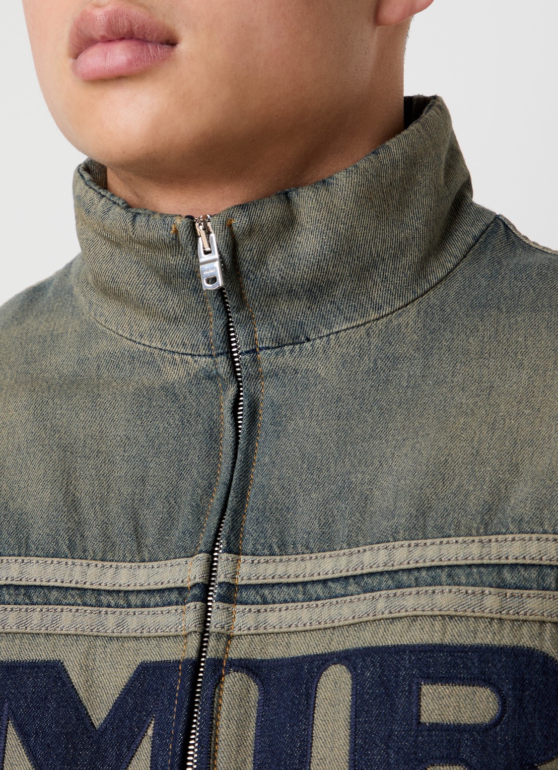 AMIRI Spijkerjas met logoborduring - detail 5 mosgroen
