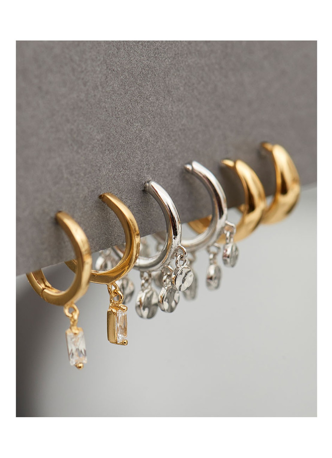 Ania Haie Luxe Huggie oorringen S verguld - detail 2 goud